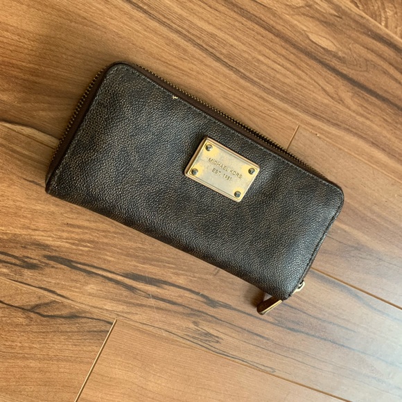 Michael Kors monogram wallet - Picture 2 of 2